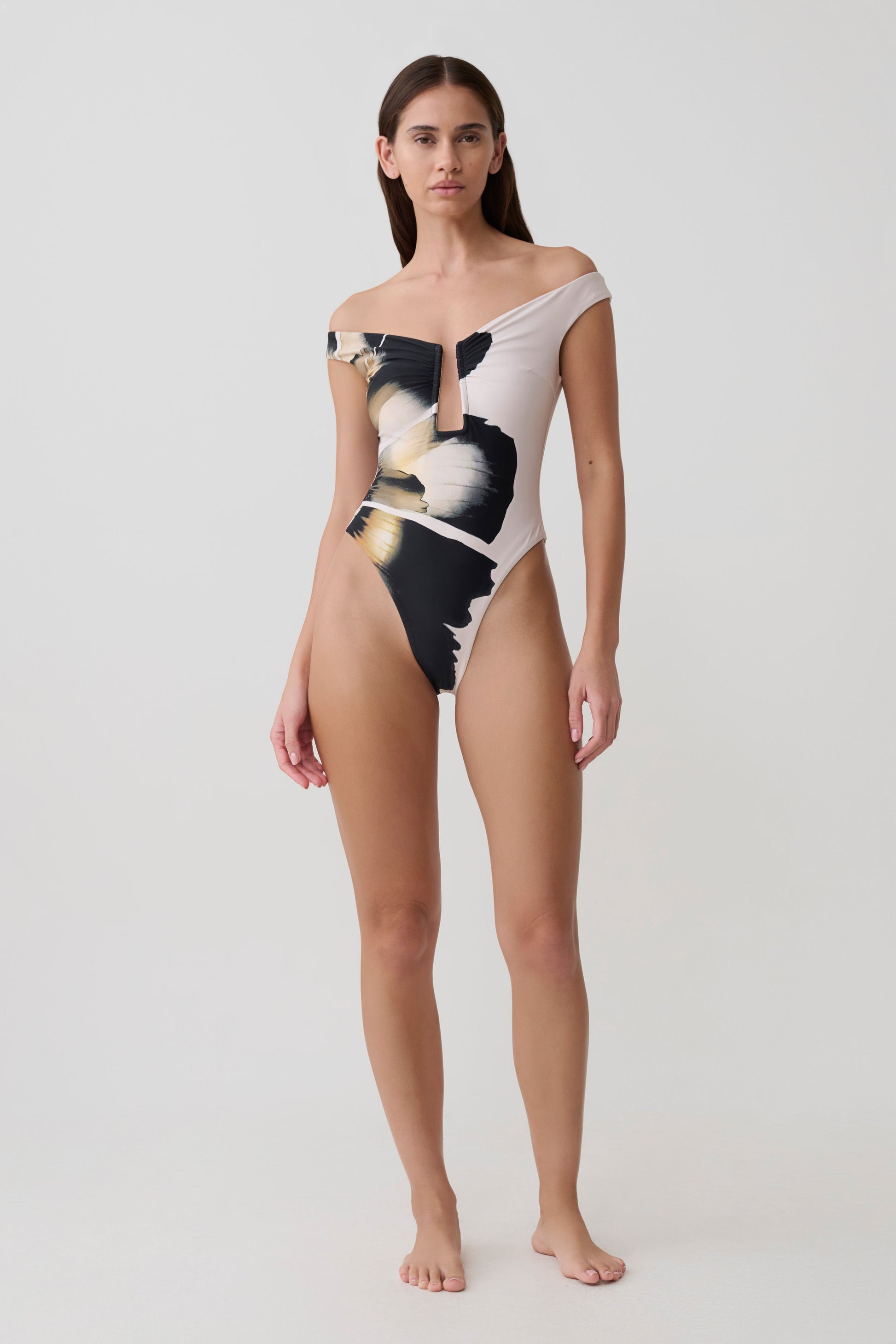 Yumi U-Wire Plunge One Piece Swimsuit - Ivory Base Floral Print vista 6