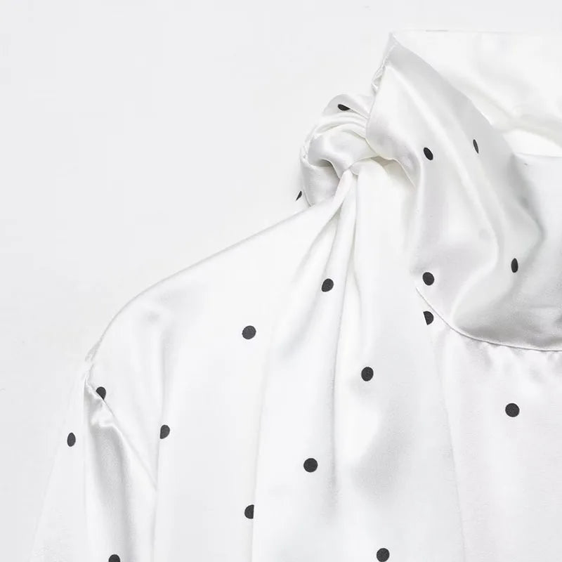 Blusa lunares con lazada al cuello