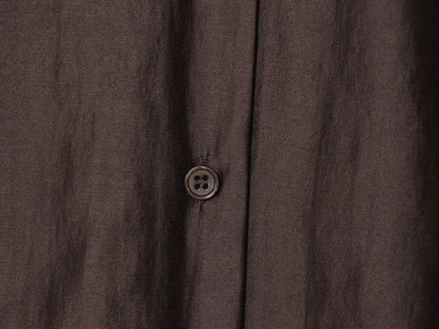 Camisa ligera con bolsillo bordado