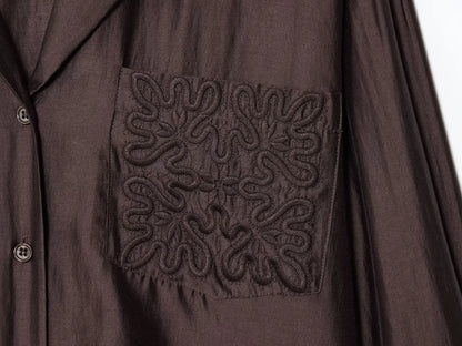 Camisa ligera con bolsillo bordado